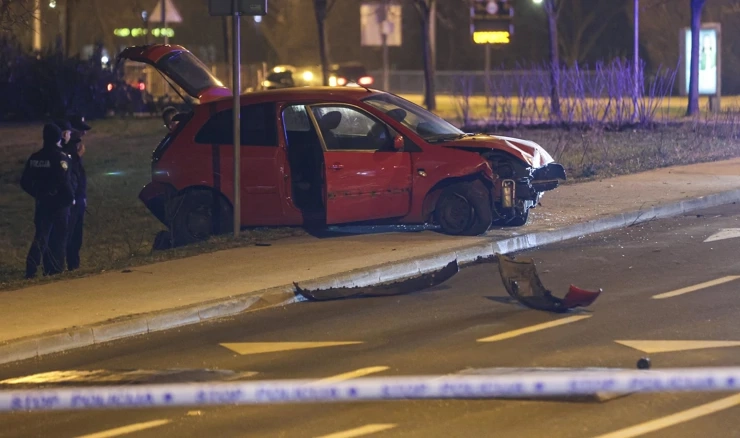 Policijska potjera za crvenim autom