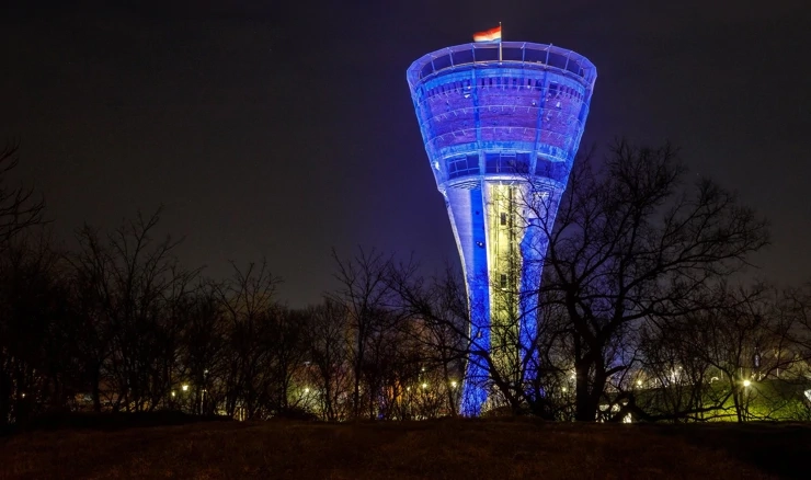Vodotoranj u Vukovaru osvijetljen u bojama Ukrajine 