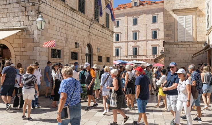 Velik broj turista u gradskim jezgrama