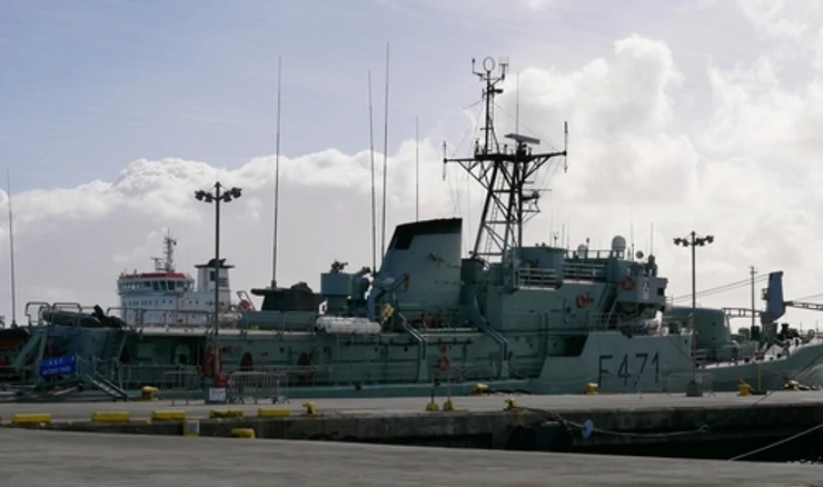 Vojni brod na Azorima