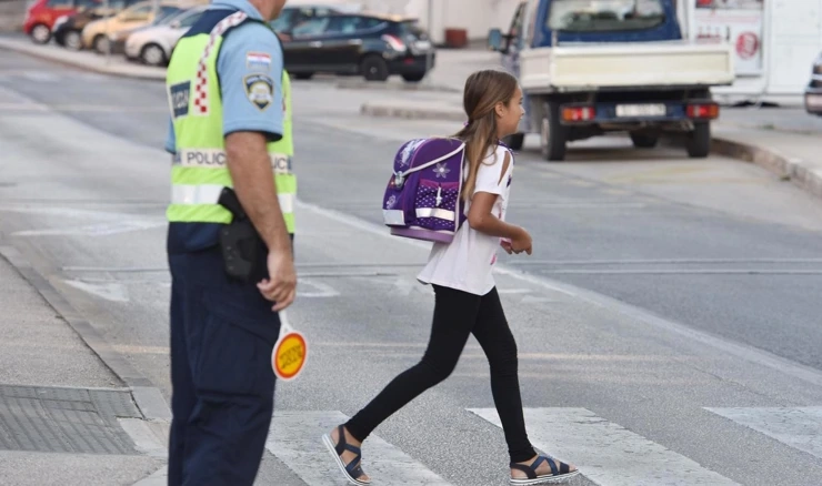 Policija nadzire prilaze školama na prvi dan škole  
