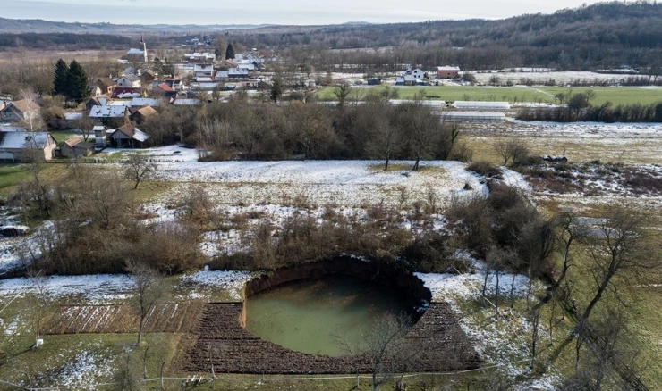 U selu Mečenčani i njegovoj okolici u tlu se stvaraju goleme rupe nakon potresa