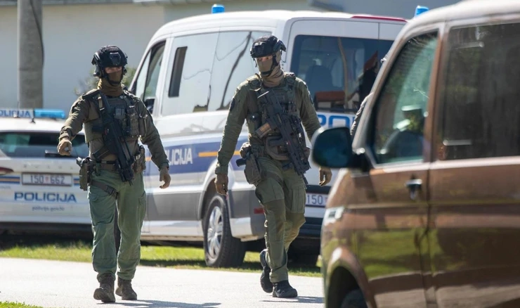  Muškarac se zatvorio u kuću u Slavoniji i prijeti, policija okružila kuću 