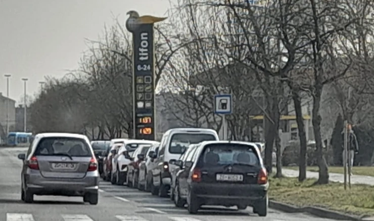 Gužva pred benzinskom crpkom