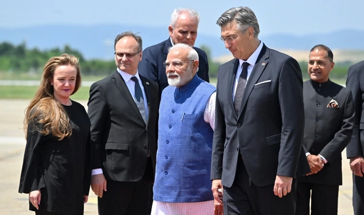 Modi stigao u Zagreb, dočekao ga Plenković u Zračnoj luci Franjo Tuđman