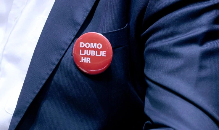 Zastupnici SDP-a u sabornicu su došli s bedževima domoljublje.hr