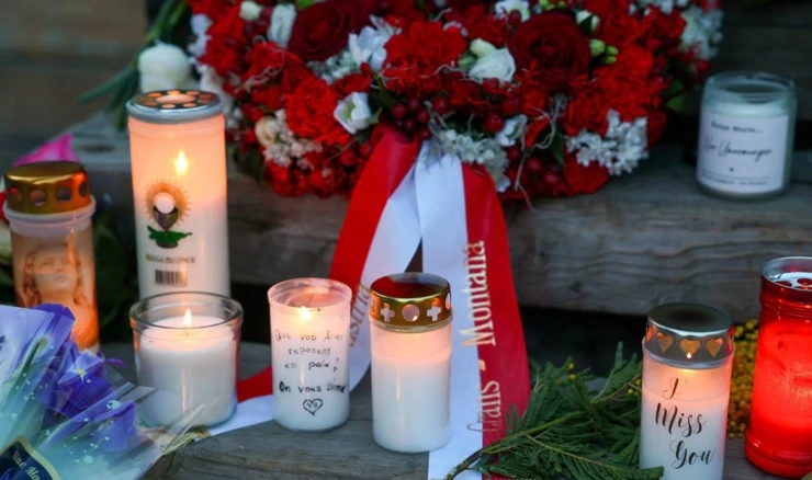 Svijeće ispred bara "Le Constellation" za žrtve požara 