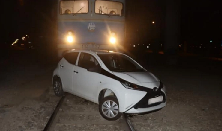 Pod utjecajem alkohola vozačica naletjela na tračnice