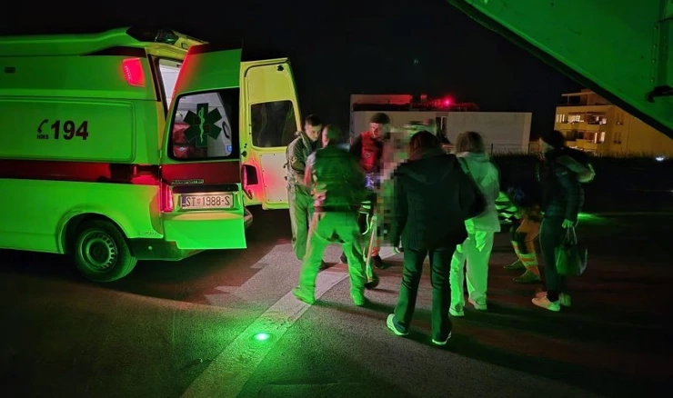 Helikopter HRZ-a prevezao dvoje novorođenčadi