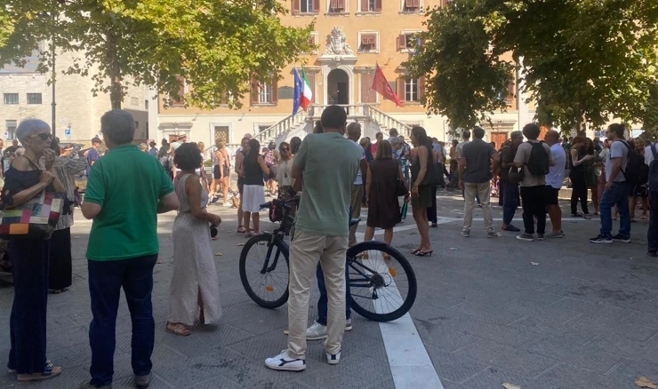 Ljudi na ulicama nakon potresa u Toskani