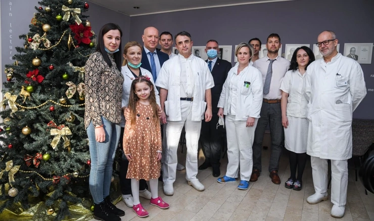 Djevojčica Anđela s majkom i medicinskim osobljem