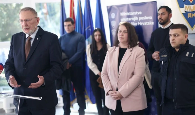 Davor Božinović s pripadnicima romske manjine