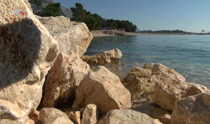 Nasuta plaža u Makarskoj