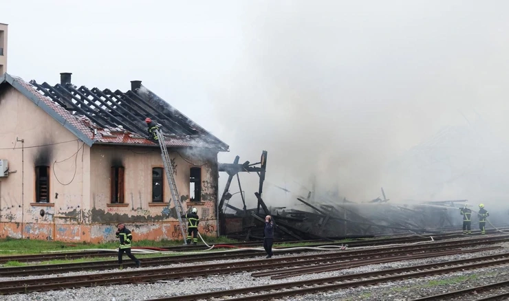 Gore barake uz prugu u Osijeku