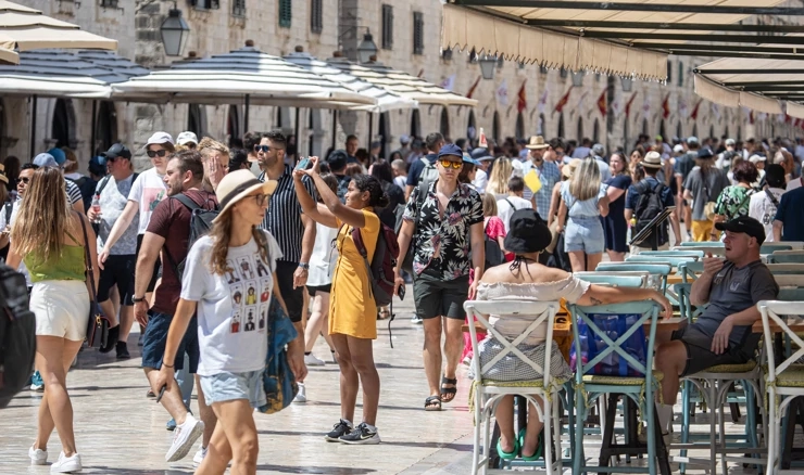 Turisti na Stradunu