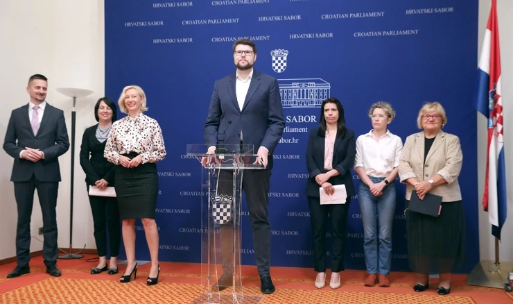 Lijeva oporba traži da se pravo žena na pobačaj uvrsti u Ustav