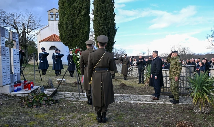 Milanović odao počast civilnim žrtvama rata u Medviđi