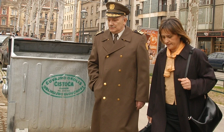 General Milivoj Petković s odvjetnicom 2004. godine  