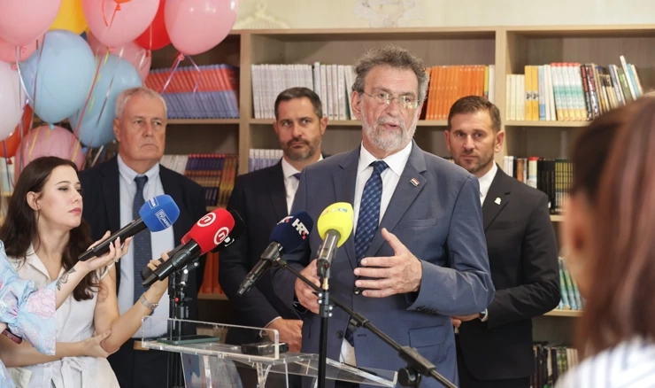 Fuchs je istaknuo cilj da do 2030. sve osnovne škole rade u jednoj smjeni