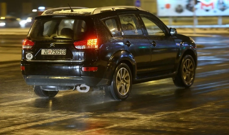 Grad Zagreb sudionike u prometu pozvao na oprez zbog moguće poledice