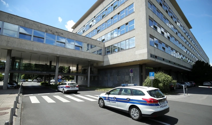 Policija ispred zagrebačke uprave