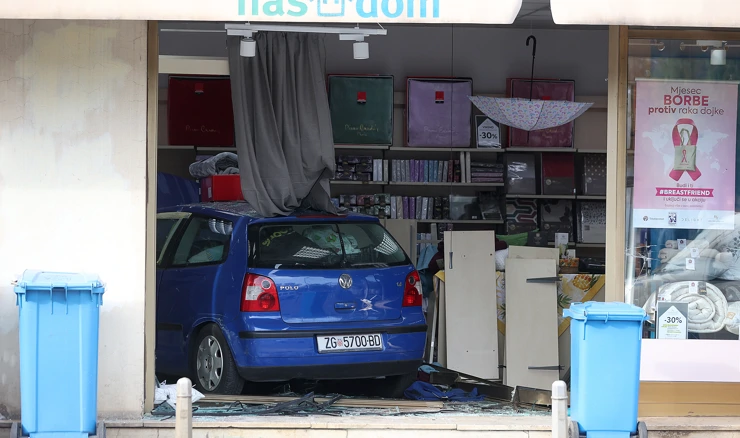 Biciklistica ozlijeđena u naletu automobila na izlog trgovine