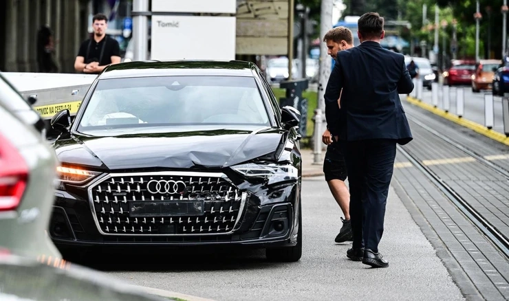Automobil koji je prevozio premijera sudjelovao u manjoj prometnoj nesreći