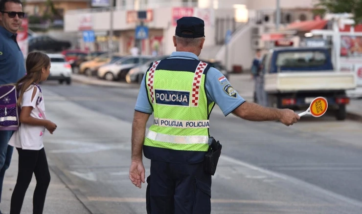 Policija nadzire prilaze školama