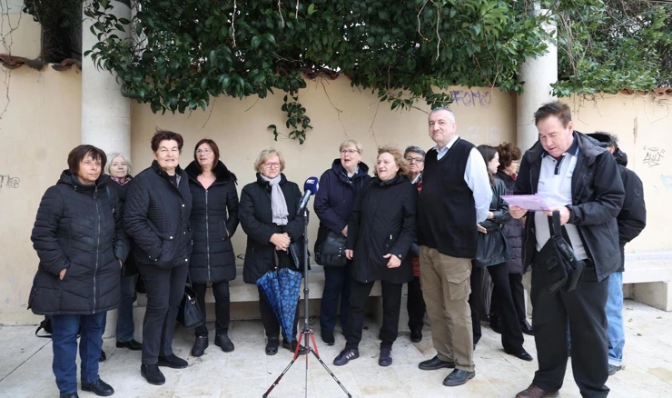 Radnici Revije i Plobesta na konferenciji za medije u ožujku 2025.