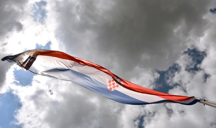 Trojac koji je kod Knina skinuo hrvatsku zastavu pušten da se brani sa slobode
