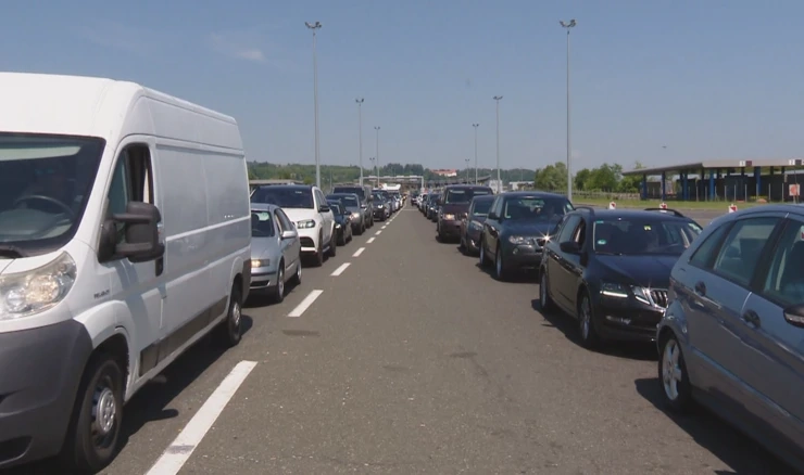 Pojačan promet, negdje i kilometarske kolone