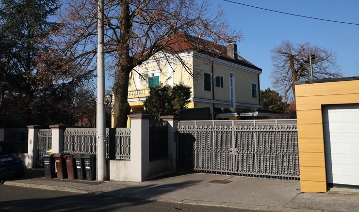 U dvorište kuće bačena bomba