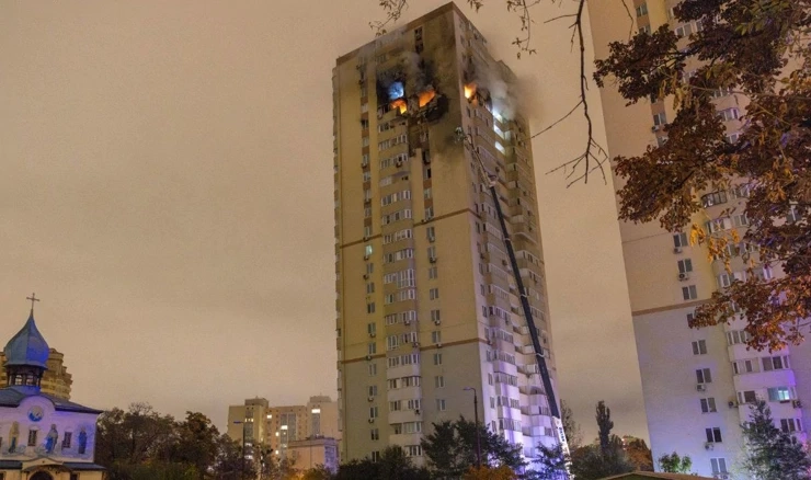 U ruskom napadu dron pogodio neboder u Kijevu 