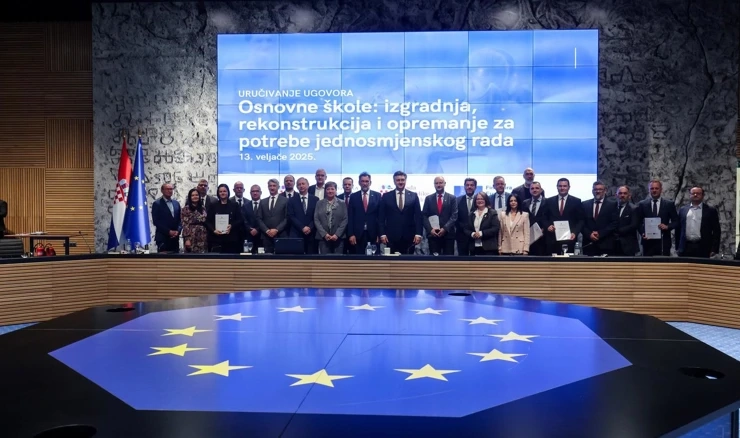 Uručivanje ugovora "Izgradnja, rekonstrukcija i opremanje osnovnih škola za potrebe jednosmjenskog rada i cjelodnevne škole"