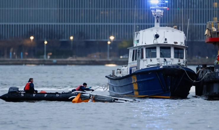 Osoblje hitne pomoći na mjestu pada helikoptera na rijeci Hudson u New Yorku