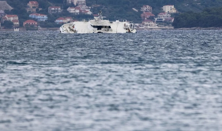 Potonuli katamaran Melita dotegljen u luku na ispumpavanje goriva