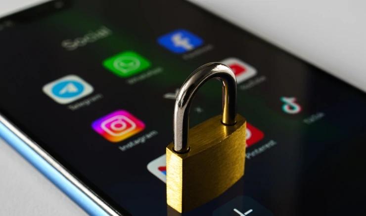 EU ide prema uvođenju digitalne punoljetnosti