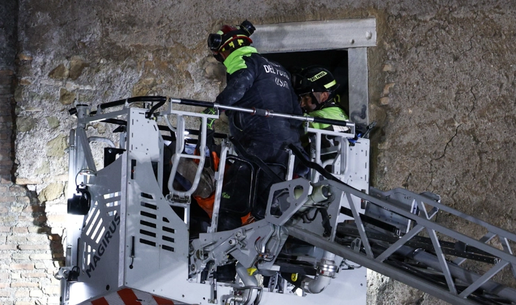Spašavanje ljudi nakon urušavanja tornja Torre dei Conti 