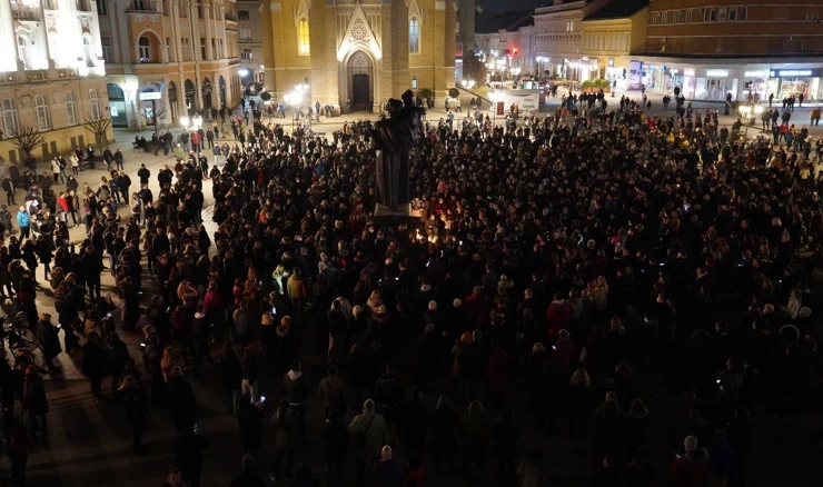 Novosađani se opraštaju od Balaševića paljenjem svijeća na Trgu Slobode