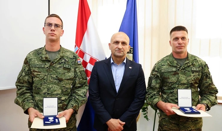 Anušić uručio medalje vojnicima koji su u Litvi spasili muškarca iz gorućeg vozila