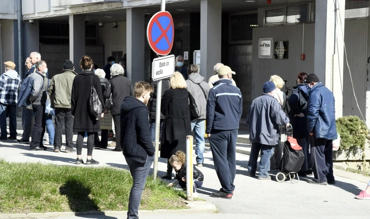 Ispred ureda Ministarstva graditeljstva u Sisku