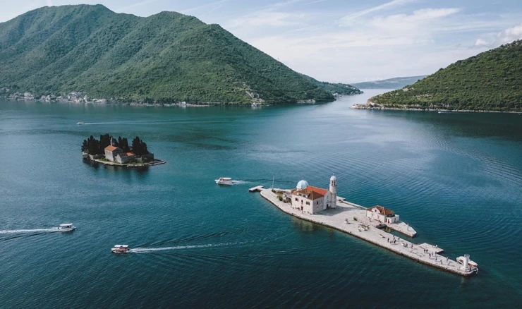 Na otoku Gospe od Škrpjela mise se održavaju od ranih jutarnjih sati 