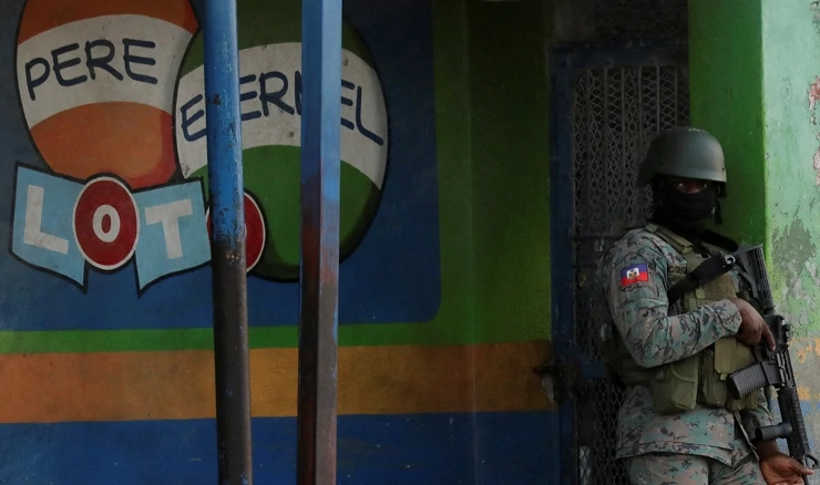 Haićanski vojnik čuva stražu u blizini međunarodne zračne luke 