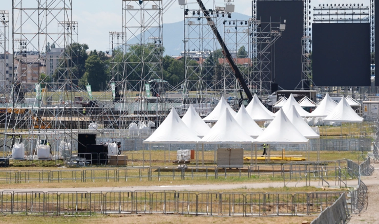 Radovi na postavljanju pozornice za koncert Marka Perkovića Thompsona 