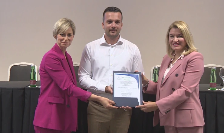 Oznaku je direktoru hotela uručila ministrica turizma (desno)