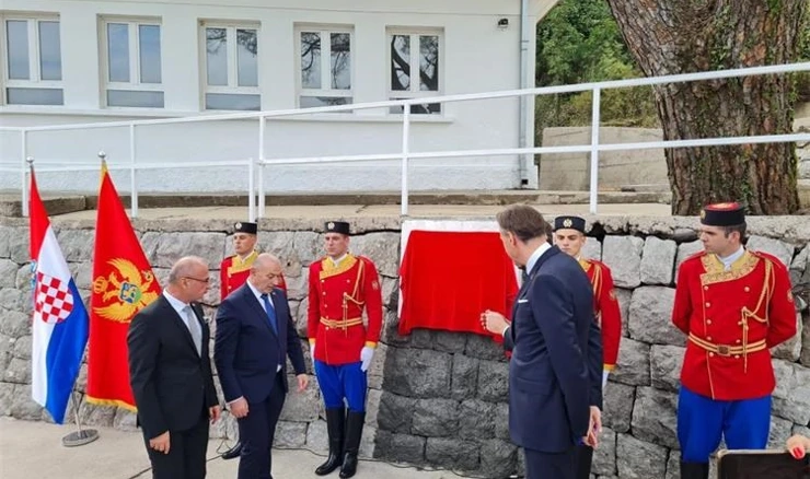 Spomen-ploča na mjestu nekadašnjeg logora Morinj 