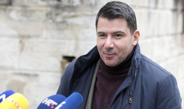 Nikola Grmoja održao konferenciju ispred Sabora 