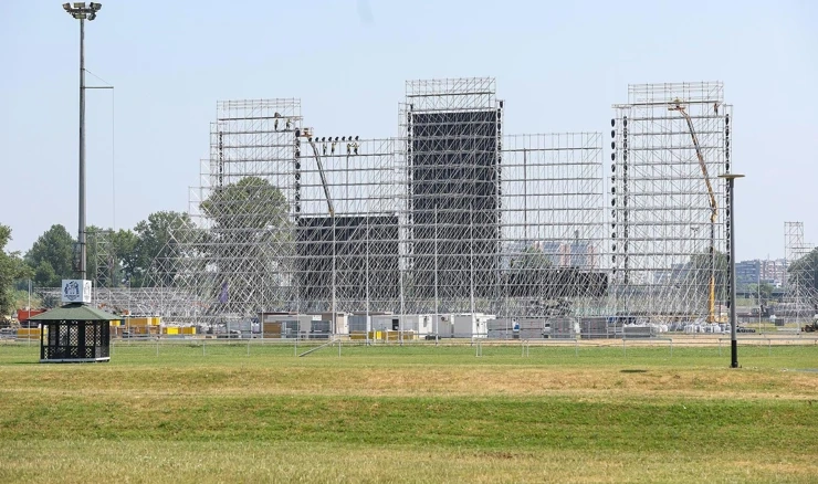 Radovi na izgradnji pozornice za Thompsonov koncert 