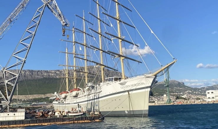 Brod je dug 162 i širok 18,5 metara
