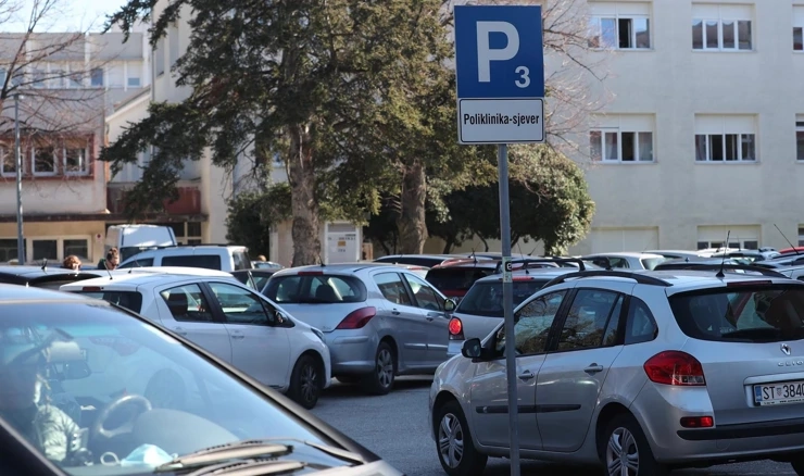 Problem parkiranja unutar KBC-a Split